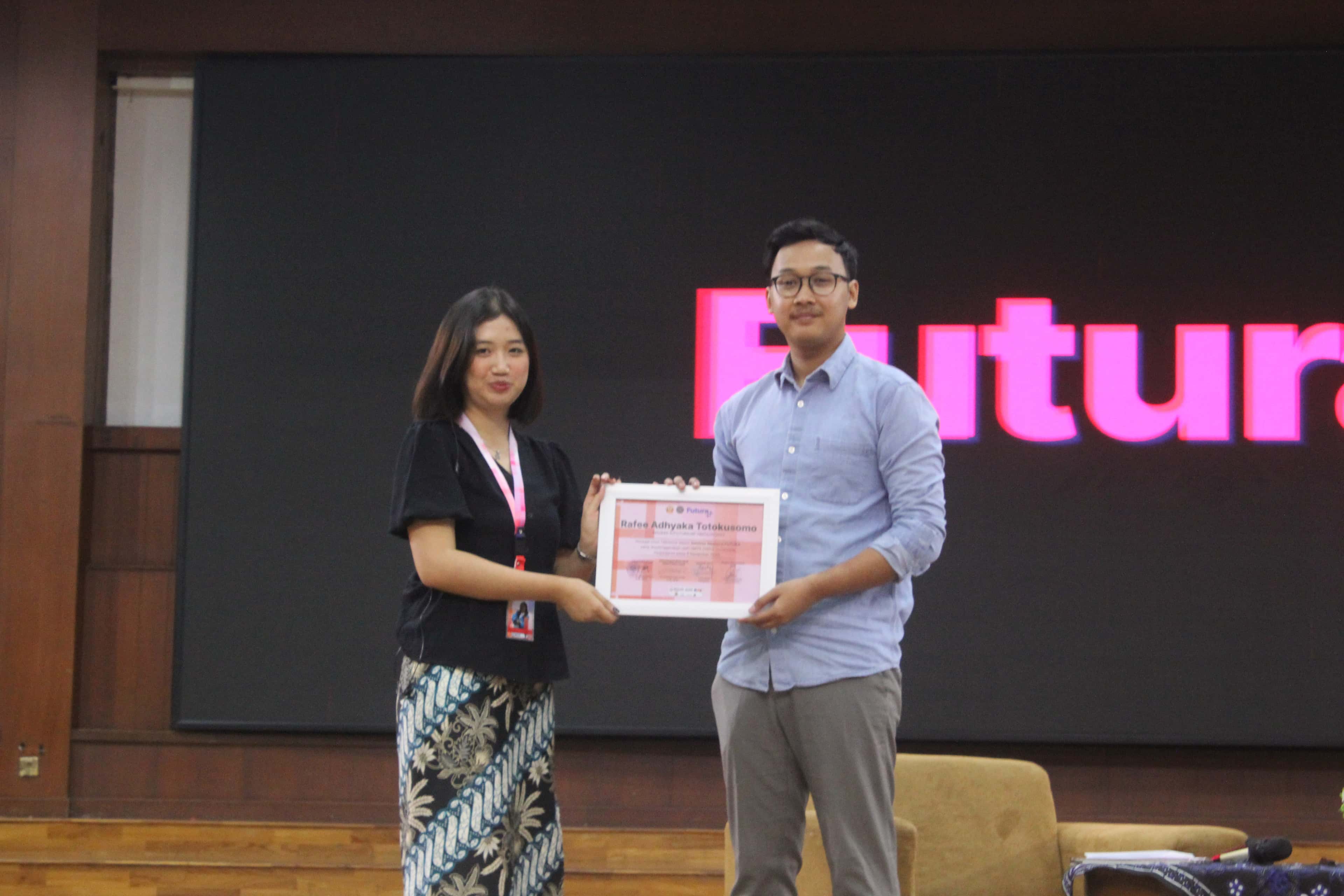 Penyerahan Sertifikat untuk Moderator