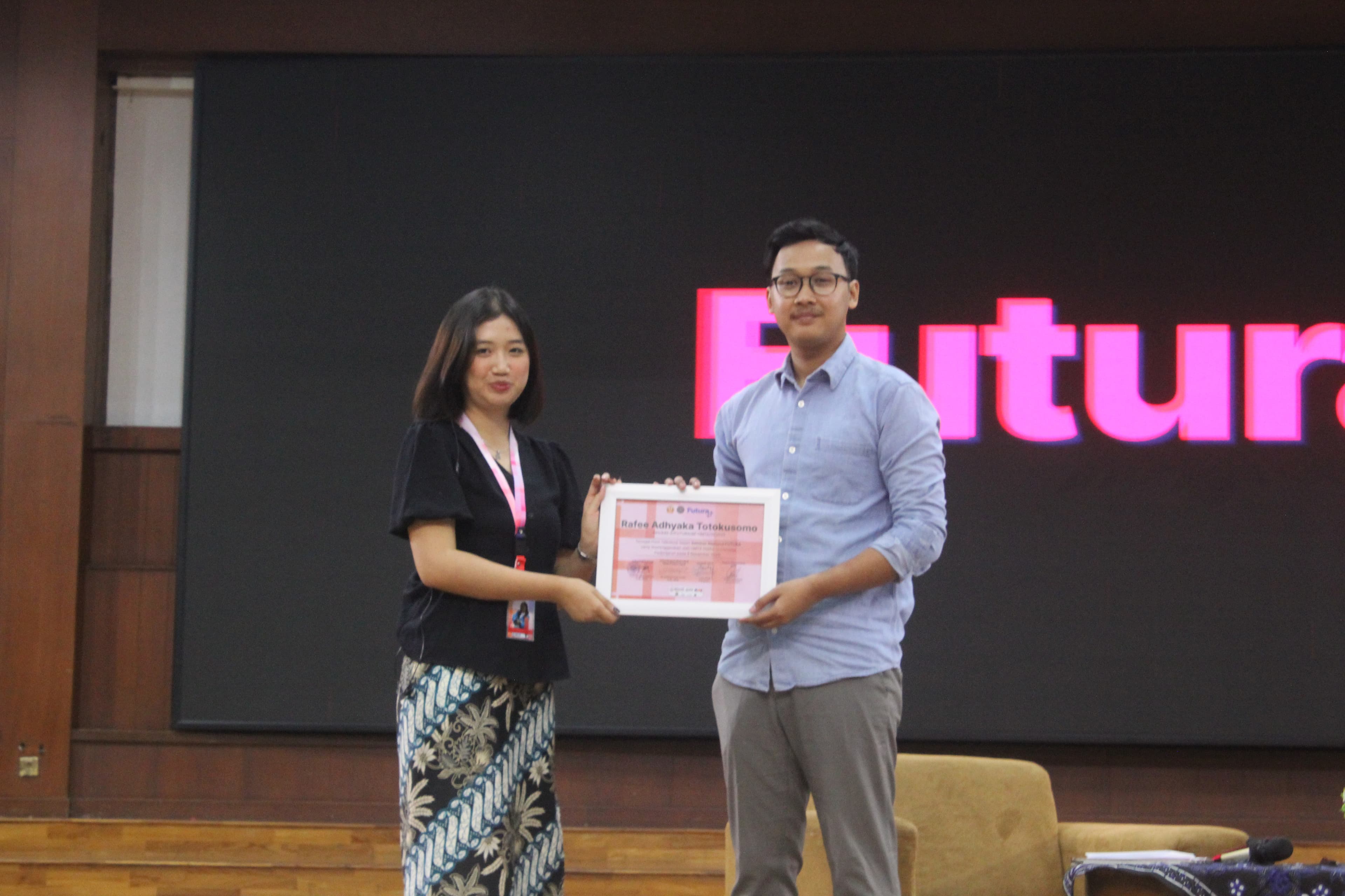 Penyerahan Sertifikat untuk Moderator